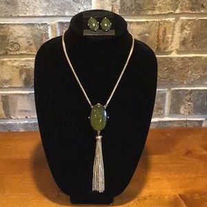 Long green necklace w/matching earrings